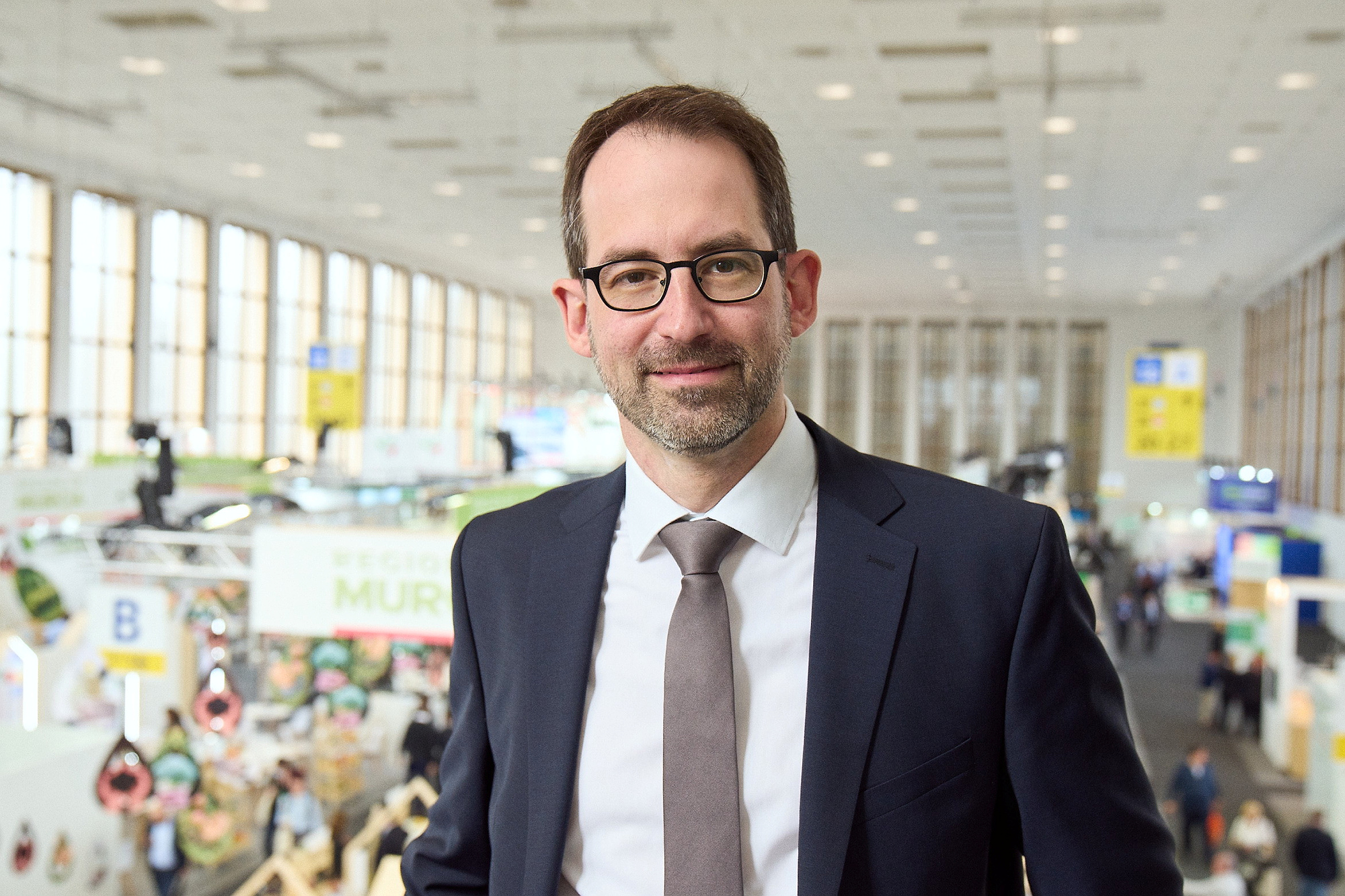 Ein Portraitfoto von Kai Mangelberger, der am 1. November 2024 die Leitung des neuen Bereichs Mobility bei der Messe Berlin übernimmt. Ein Portraitfoto von Kai Mangelberger, der am 1. November 2024 die Leitung des neuen Bereichs Mobility bei der Messe Berlin übernimmt.