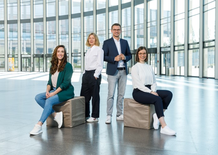 Das Foto zeigt die Teammitglieder der BUS2BUS.