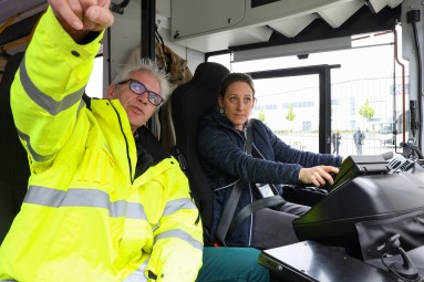 Redakteurin mit Fahrlehrer im Bus der Gullivers Verkehrsakademie.