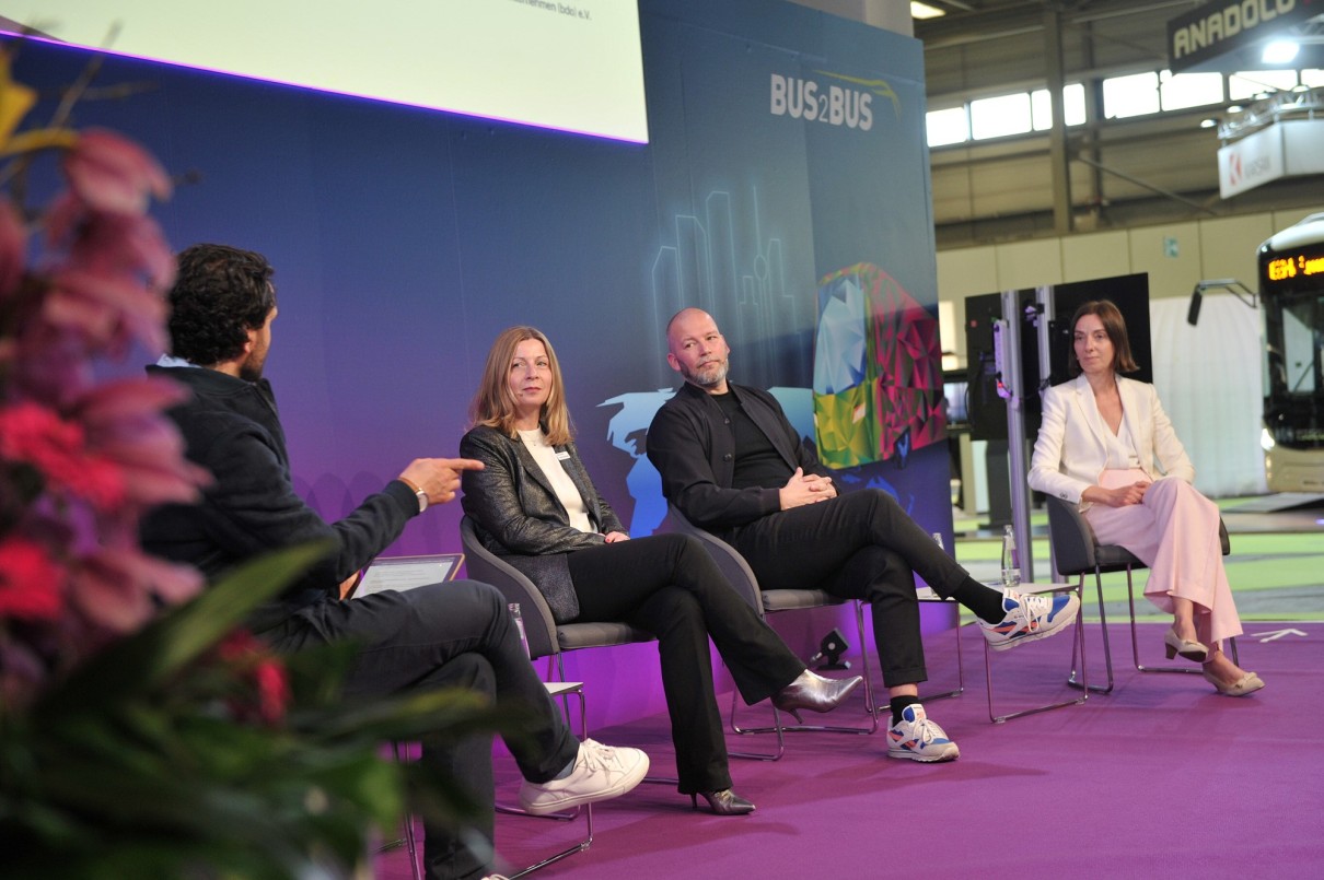 Dr. Stefan Carsten, Kurator des Future Forums, mit Kerstin Kube-Erkens und Christiane Leonard auf der Future Forum Stage der BUS2BUS 2022