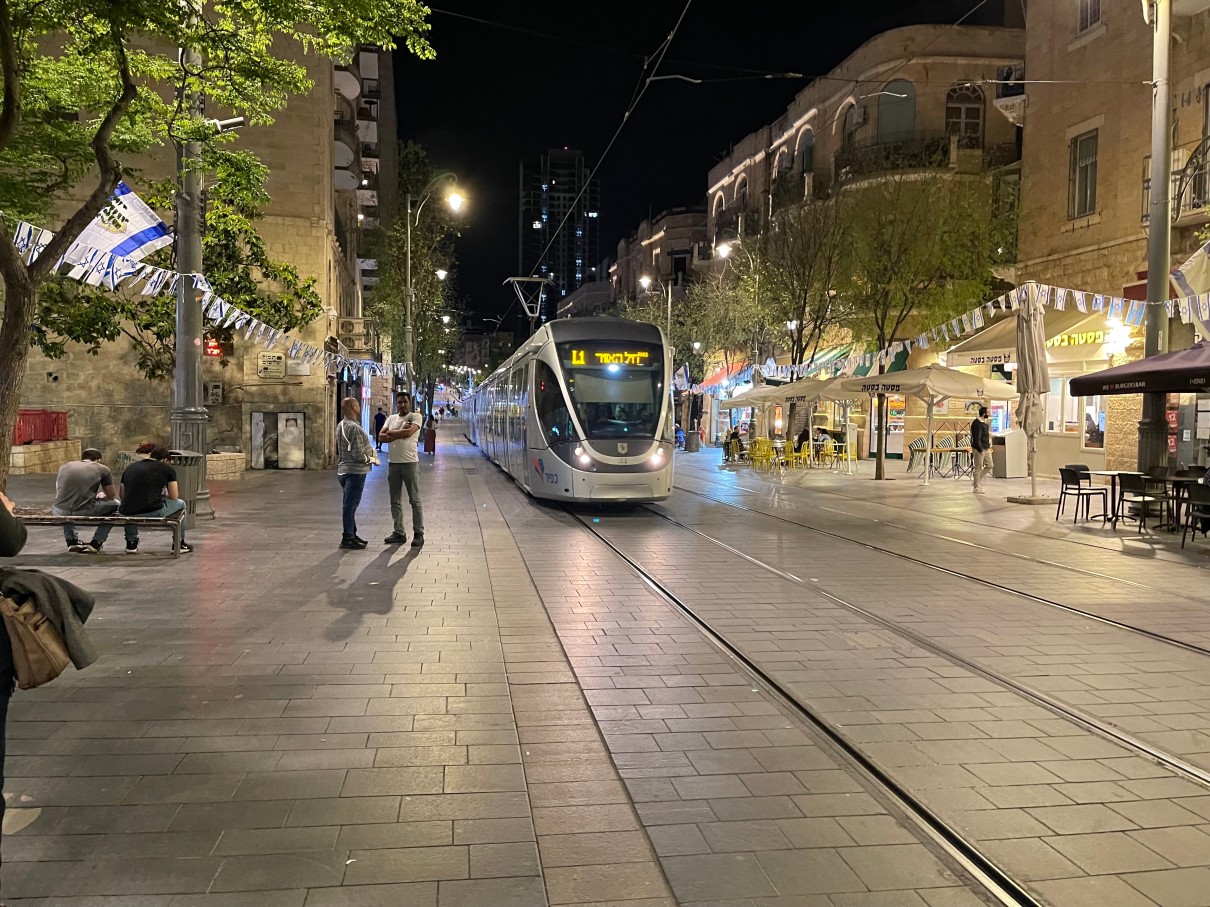 Light rail Pedestrian zone in Jerusalem © Totinia Hörner