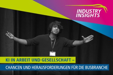 Ein Redner gestikuliert auf einer Bühne. Der Text betont KI in Arbeit und Gesellschaft, speziell für die Busbranche.