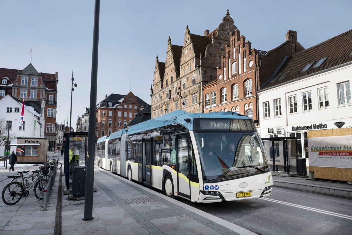 BRT lines feature long routes and dedicated bus lanes. 