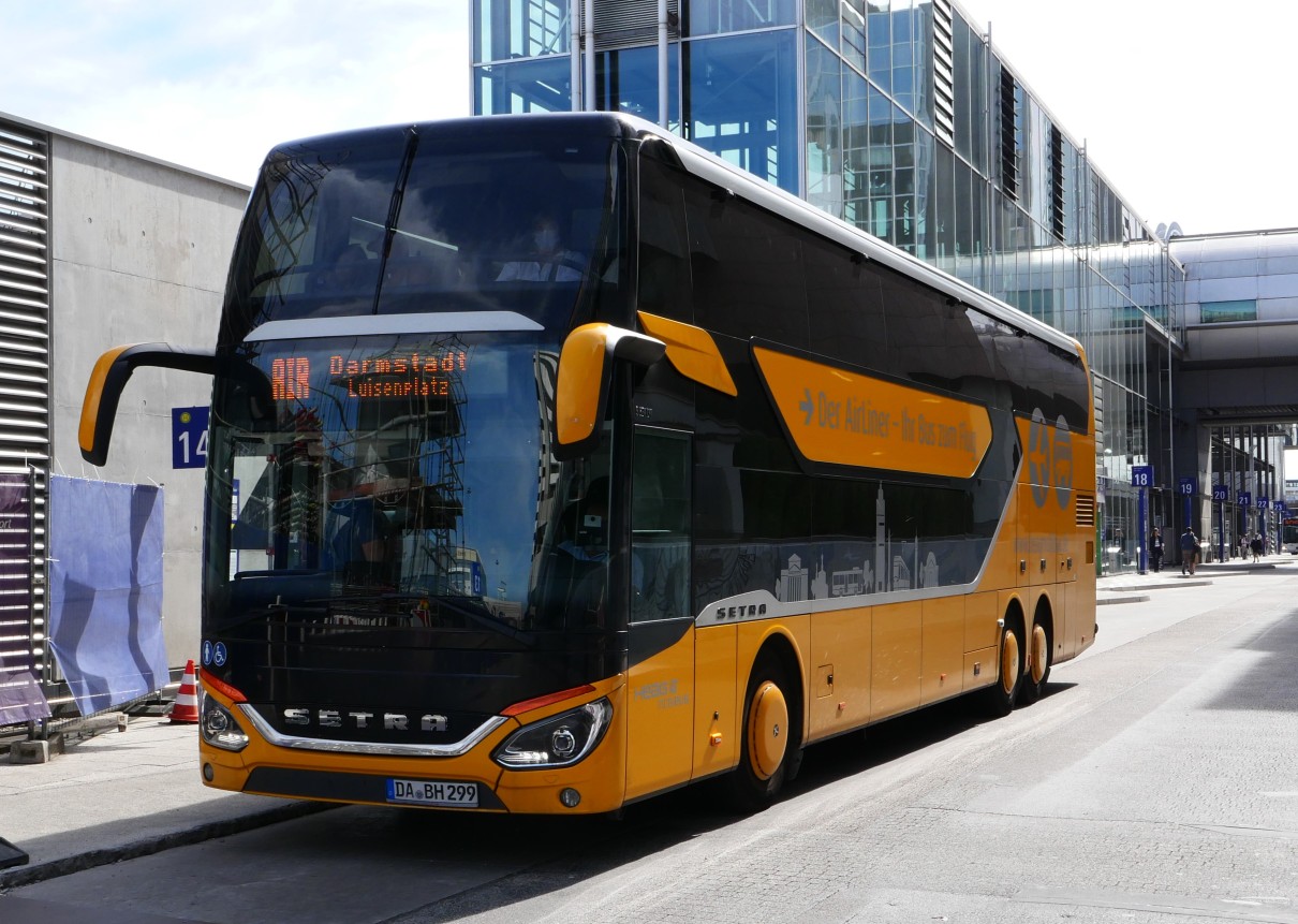 Diesel-Reisebus der Marke Setra vom Darmstädter Verkehrsunternehmen HEAG mobilo im Liniendienst am Flughafen Frankfurt (Foto: Dirk Budach)