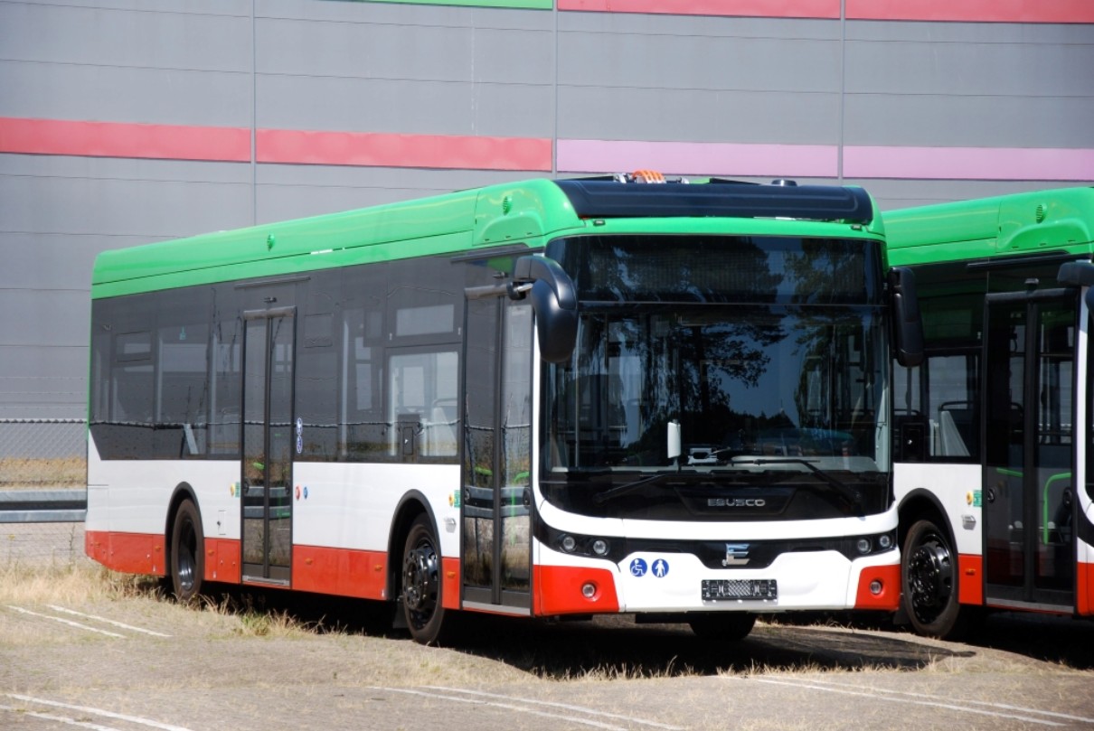 A pure-electric battery-powered bus made by Ebusco (Netherlands) on the tram network in Herne-Castrop-Rauxel (image: Christian Marquordt)