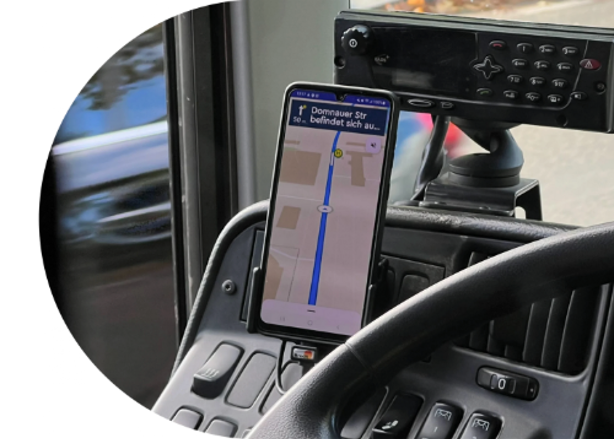 Smartphone with the ioki Route app in the driver’s cabin Smartphone with the ioki Route app in the driver’s cabin