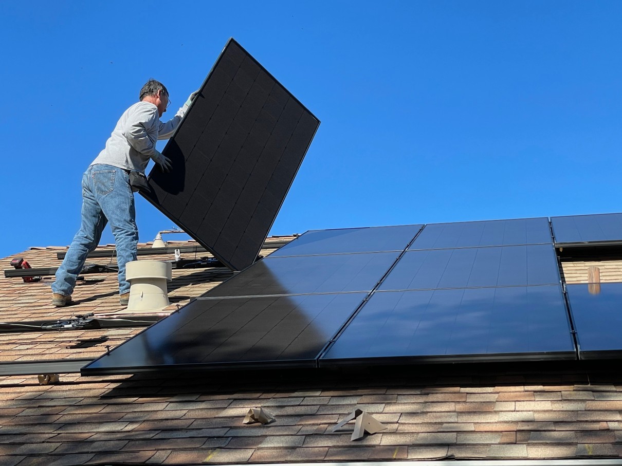 Photovoltaik-Module werden auf das Dach eines Einfamilienhauses montiert.